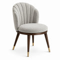 Silla de madera y tela bouclé gris con detalles dorados