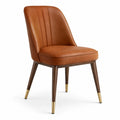 Silla de cuero sintético marrón con patas de madera y detalles dorados